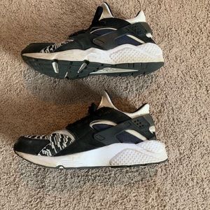 Nike hurraches size 10